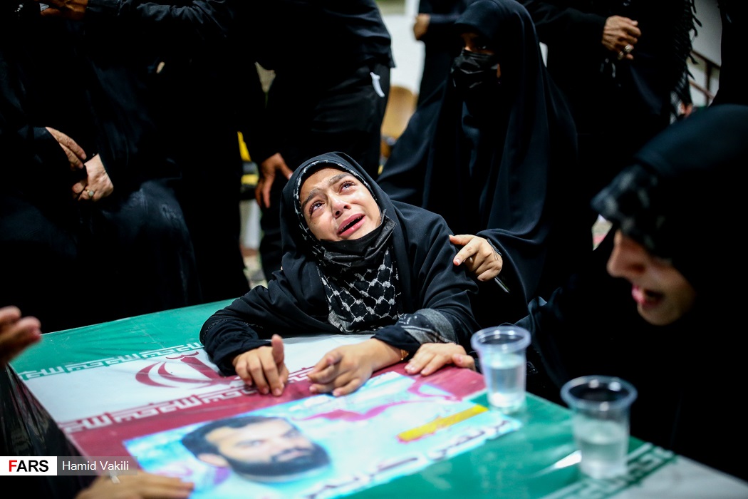 دختر شهيد مدافع حرم مرتضي کريمي در مراسم وداع با پيکر پدرش