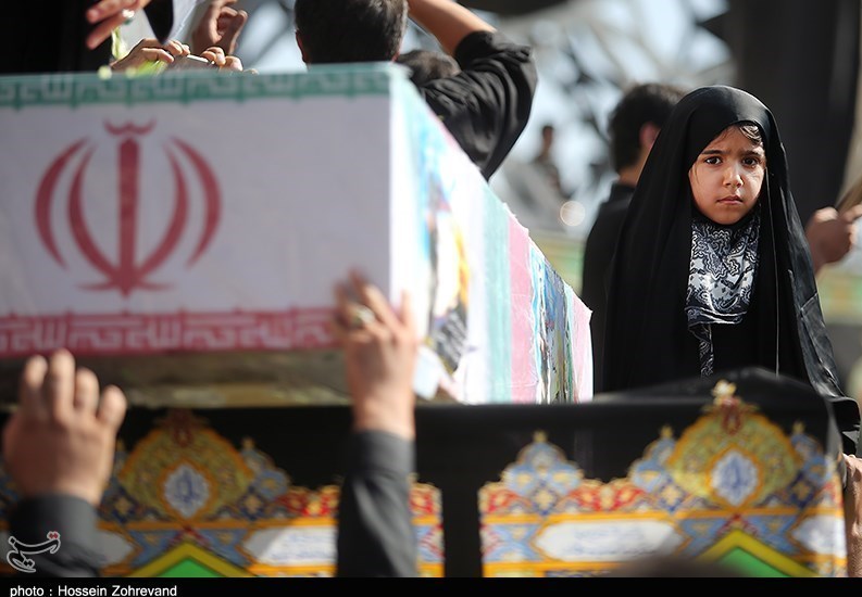 دختر شهید مهدی حسینی در کنار پیکر پدر