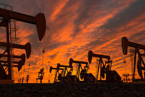 عکس خبري -قيمت جهاني نفت خام به مرز ?? دلار رسيد