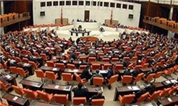 عکس خبري -تحصن فعالان ضد جنگ مقابل پارلمان ترکيه