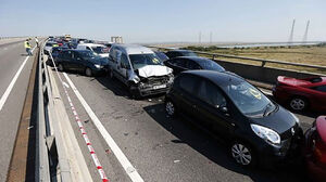 عکس خبري -تصادف هولناک 28 خودرو در جاده اهواز
