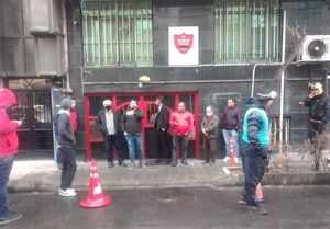 عکس خبري -ادامه اعتراضات هواداران مقابل باشگاه پرسپوليس