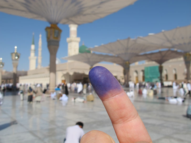 عکس خبري -اقدام جالب يك زائر ايراني مدينه منوره در روز انتخابات 