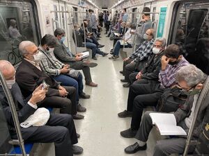 عکس خبري -تصويري جالب از مترو / تعداد افراد در حال مطالعه بيشتر از افراد موبايل بدسته