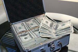 عکس خبري -کلاهبرداري عجيب با وعده چمدان ?ميليون دلاري