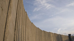 عکس خبري -رژيم صهيونيستي از ترس عمليات‌هاي شهادت طلبانه فلسطينيان، کرانه باختري را ديوارکشي مي‌کند