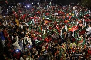 عکس خبري -تظاهرات گسترده در شهرهاي مختلف پاکستان/ آينده سياسي در هاله ابهام