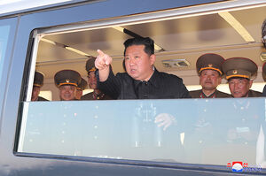 عکس خبري -آزمايش تسليحاتي جديد کره شمالي با حضور «کيم»