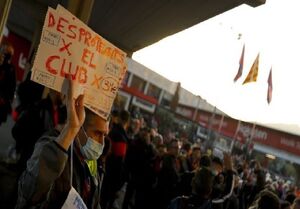 عکس خبري -تجمع هواداران بارسلونا در اعتراض به جنجال بليت‌فروشي به هواداران اينتراخت فرانکفورت