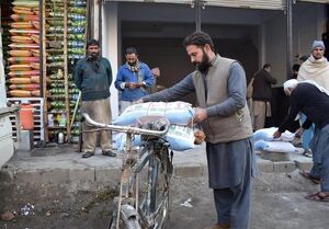 عکس خبري -کمبود آرد در پاکستان/ قيمت کيسه ?? کيلويي آرد ??? هزار تومان شد
