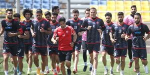 عکس خبري -يک اتفاق عجيب؛ بازيکن پرسپوليس يک هوادار را زير گرفت!