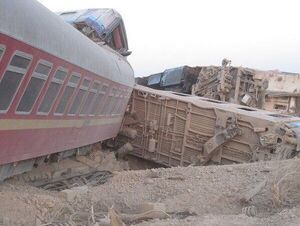 عکس خبري -اطلاعيه راه آهن درباره برخورد قطار مسافري مشهد- يزد با بيل مکانيکي