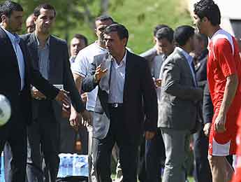عکس خبري -تحليل روزنامه حريت از آرزوهاي فوتبالي احمدي نژاد