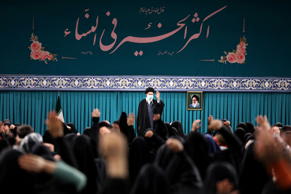 خانواده بدون حضور و احساس تکليف زن قابل اداره شدن نيست/کساني که حجاب ضعيف دارند هم دختران خود ما هستند؛ نبايد آنها را متهم کرد