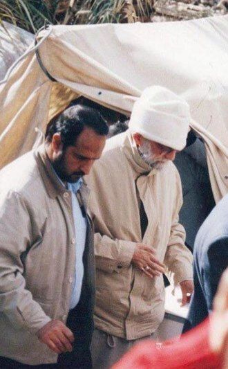 فيلم/گوشه‌هايي از سفر رهبر انقلاب به کرمان با لباس مبدل پس از زلزله دي ماه ???? شهر بم