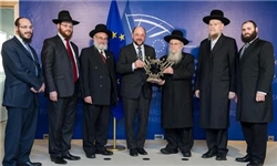 عکس خبري -هديه خاخام‌ها به رئيس پارلمان اروپا