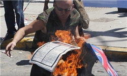 عکس خبري -آرژانتيني‌ها روزنامه حامي استعمارانگليس رابه آتش کشيدند
