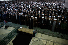 عکس خبري -رهبر معظم انقلاب اسلامي بر پيکر مطهر آيت الله خوشوقت نماز اقامه کردند