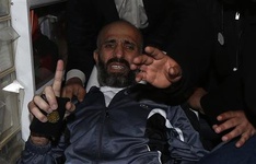 عکس خبري -پس از يک ماه اعتصاب غذا؛ اسير فلسطيني آزاد شد