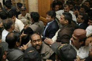 عکس خبري -دولت پاکستان مشرف را ممنوع الخروج کرد