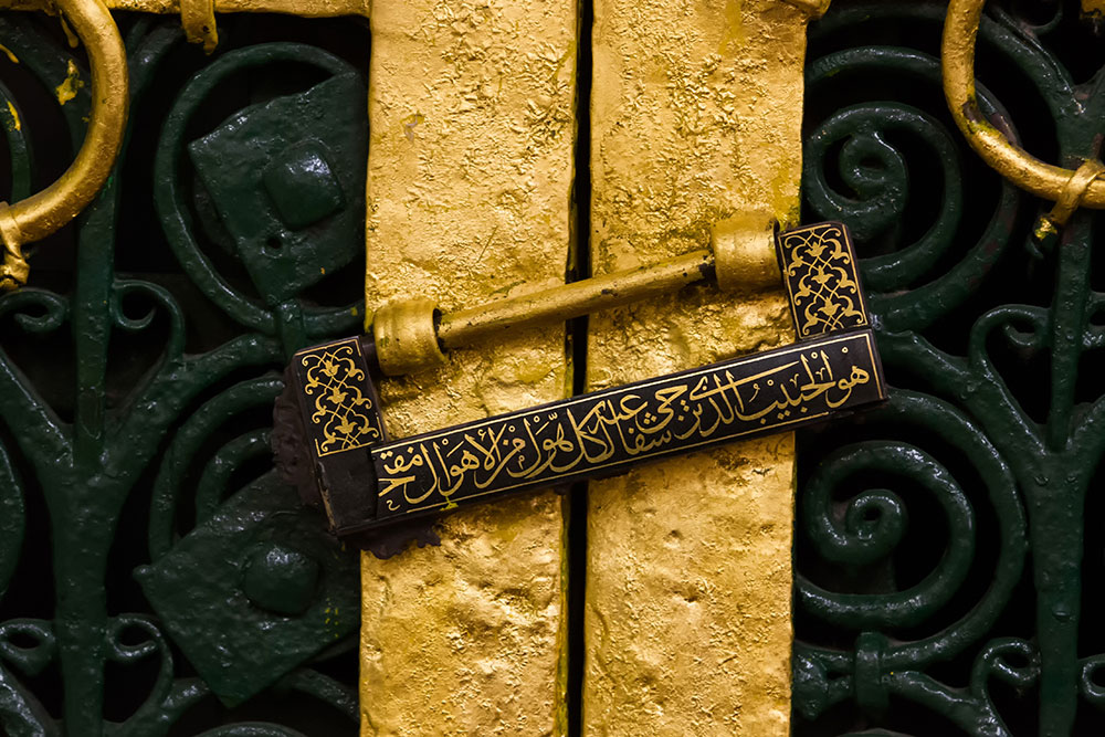 عکس خبري -روي قفل درب منزل جضرت زهرا(س) چه نوشته؟ + تصوير