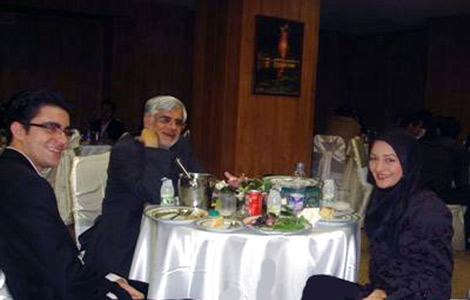 عکس خبري - کانديداي اصلاح طلب در كنار پسر و عروسش