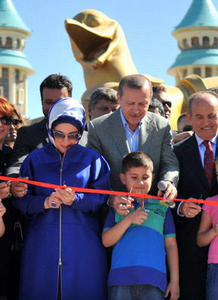 عکس خبري -اردوغان و همسرش مشغول بازي! / تصاوير 