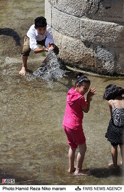 عکس خبري -آب بازي کودکان در زاينده رود
