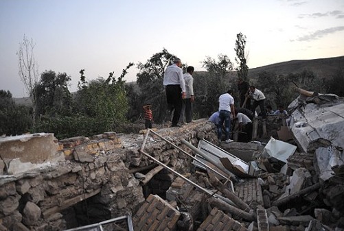 عکس خبري -مردم اهر و هريس نگران خروج پيمانكاران از منطقه زلزله‌زده هستند
