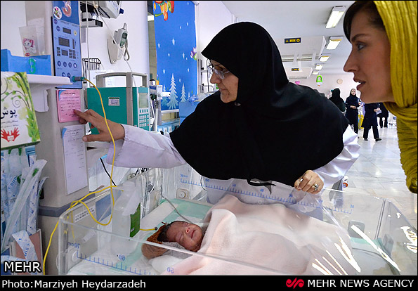 عکس خبري -کرامتي خطاب به مادران: به هيچ بهانهاي نوزادانتان را از شير مادر محروم نکنيد