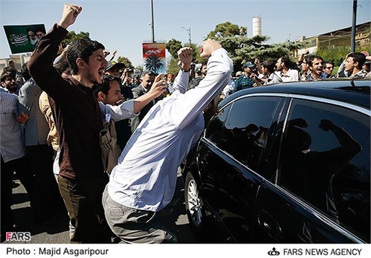 عکس خبري -عکس/ حمله به خودروي حامل روحاني