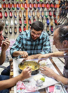 عکس خبري -وقت ناهار بازار تهران 