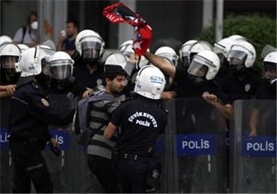 عکس خبري -توسل پليس ترکيه به خشونت براي متفرق کردن تظاهرات کُردهاي معترض