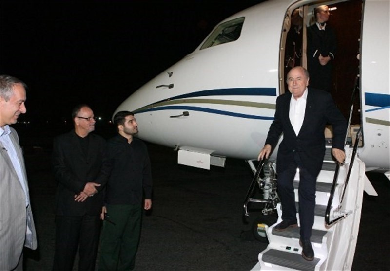 عکس خبري -استقبال از رئيس فيفا در فرودگاه (+عکس)