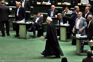 عکس خبري -روحاني صحن مجلس را ترک کرد