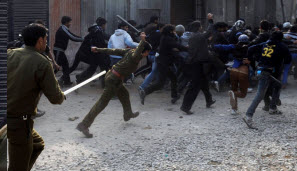 عکس خبري - حمله پليس به عزاداران حسيني در کشمير