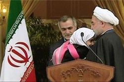 عکس خبري -عبور يک "کولهپشتي" از حلقه محافظان/ بار سنگين آرميتا در آغوش روحاني