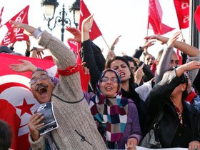 عکس خبري - معترضان تونسي مقر جنبش النهضة را به آتش کشيدند