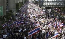 عکس خبري - مخالفان نخست وزير تايلند برق مقر مرکزي پليس را قطع کردند