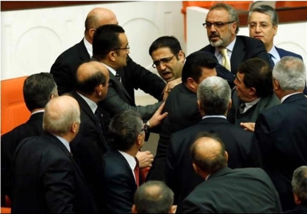 عکس خبري - درگيري فيزيکي در مجلس ترکيه/عکس