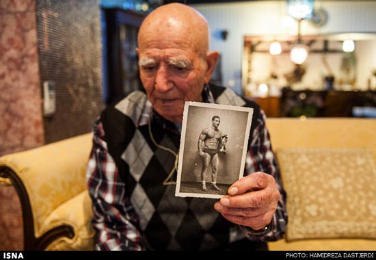 عکس خبري -با خاطرات پولادمردِ 90 ساله‌ي ايران +عکس