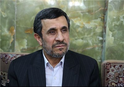 عکس خبري -احمدي‌نژاد در مراسم تشييع پدر شهيد کاوه حضور يافت
