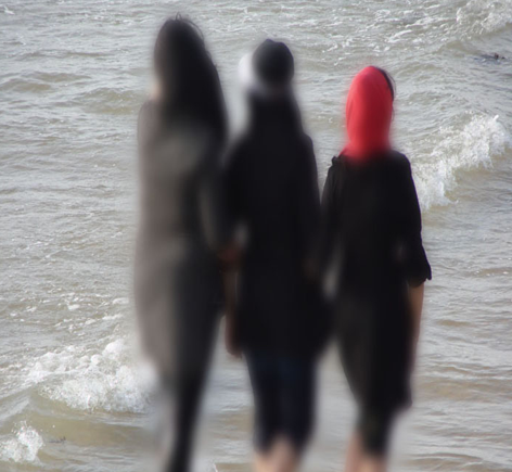عکس خبري -وقتي حجاب در شهرهاي ساحلي رنگ مي‌بازد