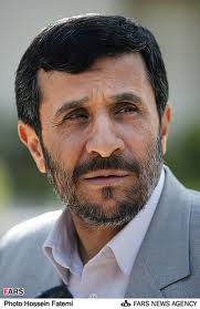 عکس خبري -احمدي‌نژاد: ايثار کارساز‌تر از بمب‌ و موشک بود 