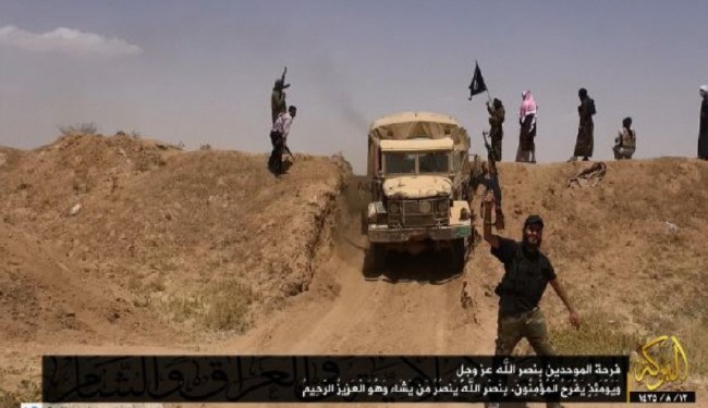 عکس خبري -داعش خودروهاي ارتش عراق را به سوريه مي‌برد