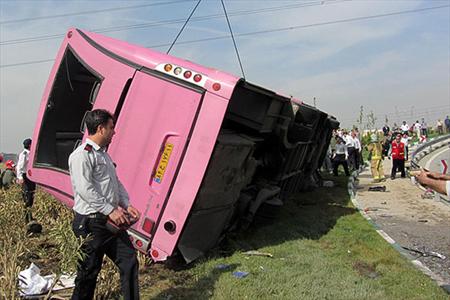 عکس خبري -اتوبوس مسافربري باز هم حادثه آفريد