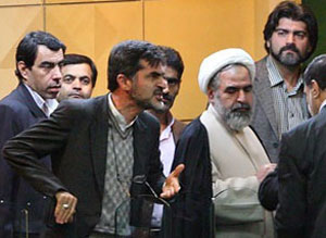 عکس خبري -گستاخي و توهين کوچک زتده به نمايندگان مجلس درسايت روزنامه ايران