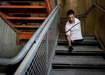 عکس خبري -ماجراي صعود مرد معلول به برج ميلاد