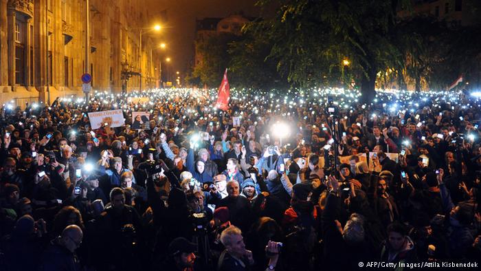 عکس خبري -مجاري ها عليه افزايش ماليات اينترنت تظاهرات کردند