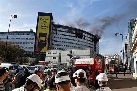 عکس خبري - دود و آتش ساختمان راديو فرانسه را فرا گرفت